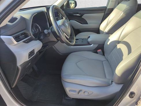 Used 2023 Toyota Highlander XLE FWD image 13