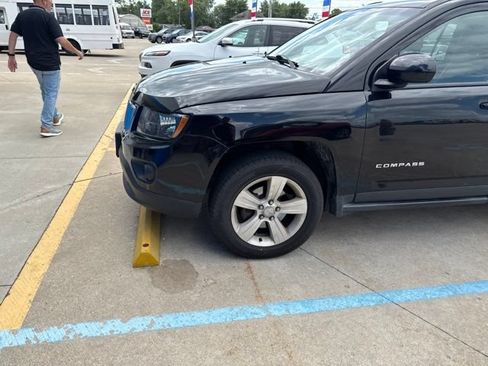 Used 2016 Jeep Compass Latitude w/ Sun/Sound Group AWD/4WD image 2