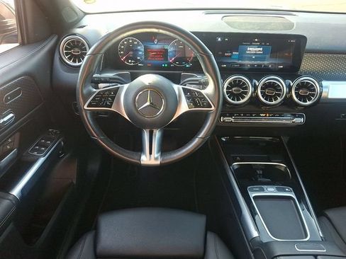 Used 2025 Mercedes-Benz GLB 250 4MATIC image 11