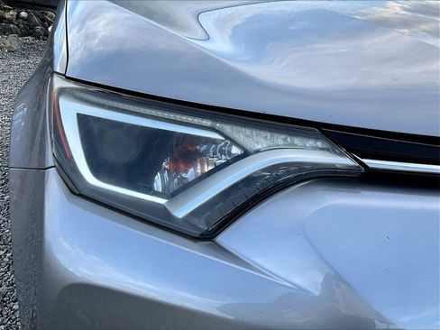 Used 2018 Toyota RAV4 LE w/ Carpet Mat Package image 22