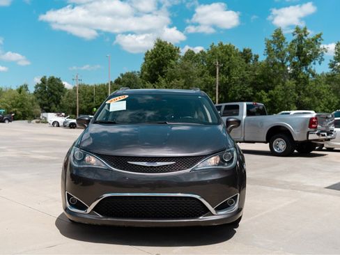 Used 2019 Chrysler Pacifica Touring-L FWD image 2