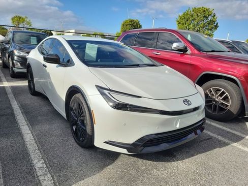 Used 2025 Toyota Prius image 3