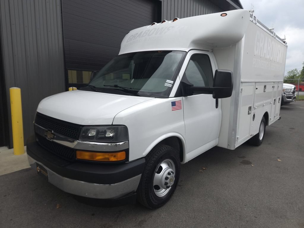 Used 2017 Chevrolet Express 3500 RWD image 2
