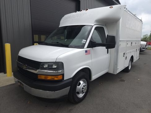 Used 2017 Chevrolet Express 3500 RWD image 2