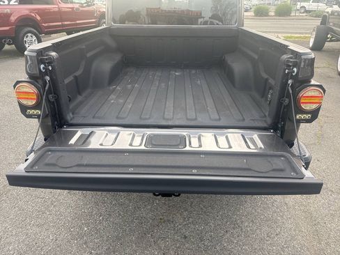Used 2020 Jeep Gladiator Overland AWD/4WD image 10