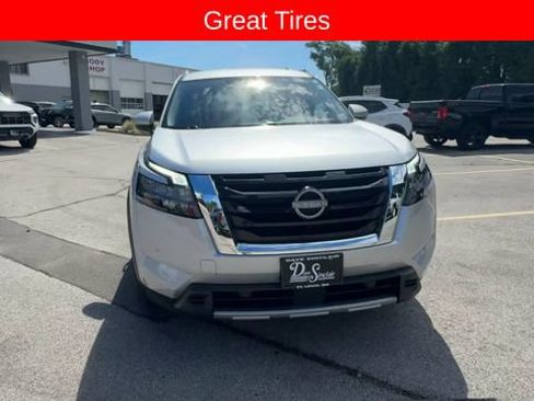 Used 2025 Nissan Pathfinder SL FWD image 3