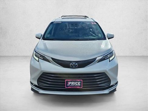 Used 2023 Toyota Sienna Limited image 2