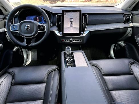 Used 2025 Volvo XC90 T8 Ultra w/ Protection Package Premier image 3