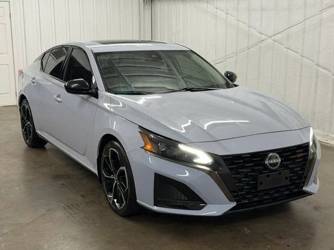 Used 2023 Nissan Altima 2.5 SR w/ SR Premium Package FWD image 1