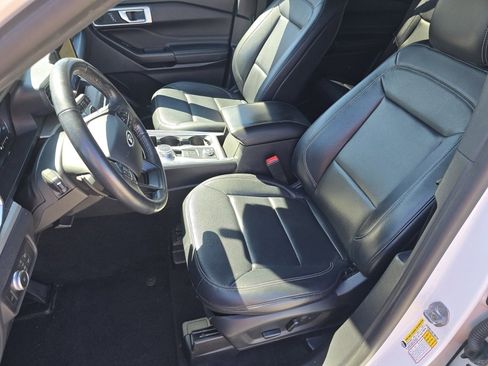 Used 2020 Ford Explorer XLT w/ Equipment Group 202A AWD/4WD image 29