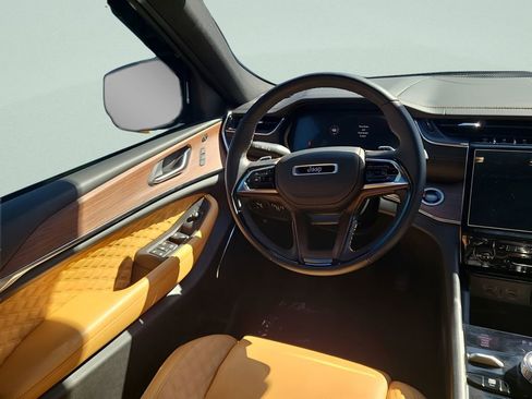 Used 2025 Jeep Grand Cherokee Summit image 7