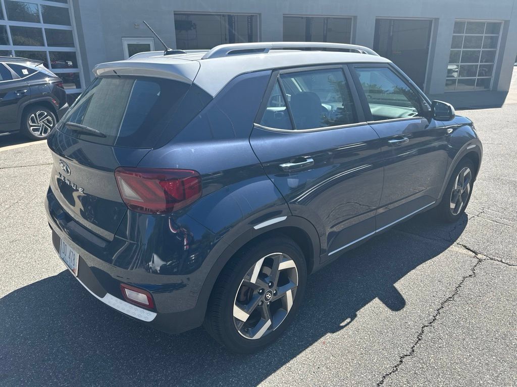 Used 2023 Hyundai Venue Limited FWD image 4