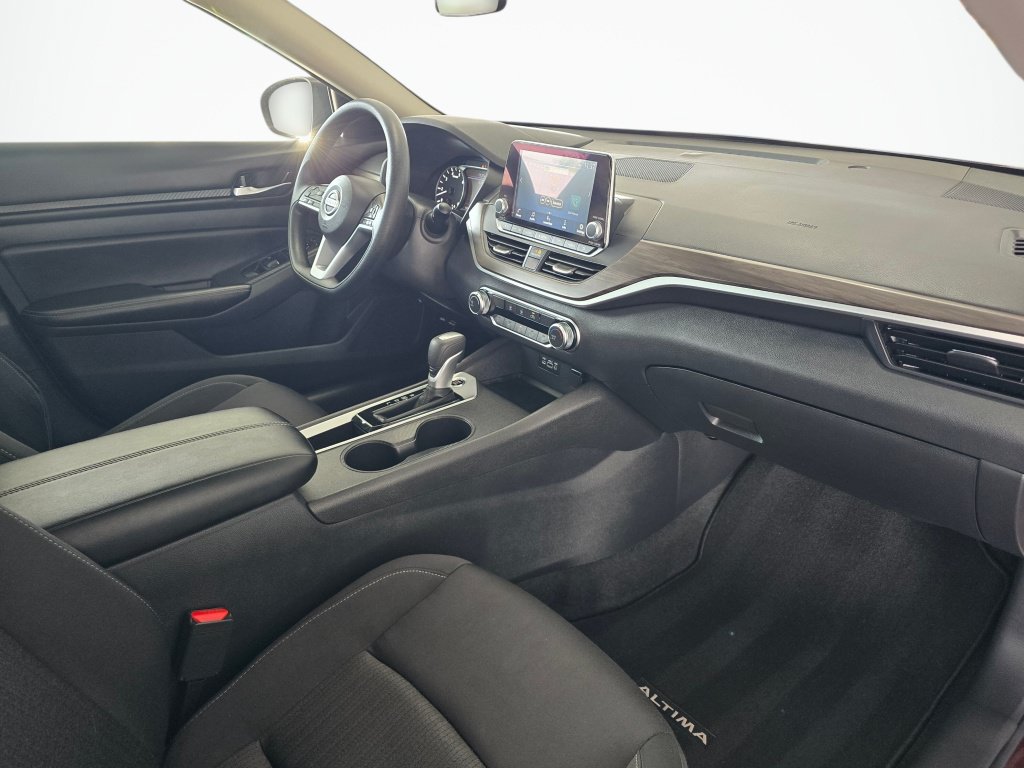 Used 2025 Nissan Altima 2.5 SV FWD image 43