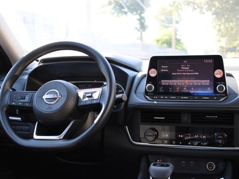 Used 2024 Nissan Rogue SV FWD image 28