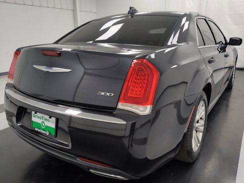 Used 2018 Chrysler 300 Touring L RWD image 9