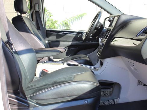 Used 2018 Dodge Grand Caravan SXT image 15