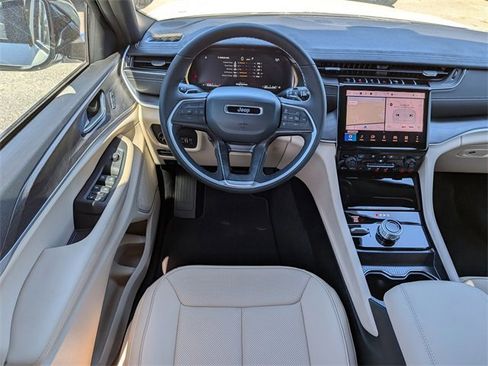 New 2025 Jeep Grand Cherokee Limited w/ Luxury Tech Group II image 16