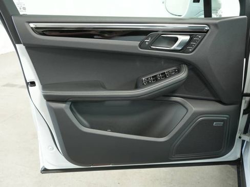 Certified 2025 Porsche Macan image 25