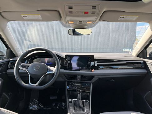 Used 2025 Volkswagen Jetta SE image 32