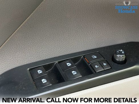 Used 2019 Toyota Camry SE w/ Carpet Mat Package FWD image 14