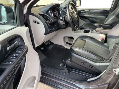 Used 2019 Dodge Grand Caravan SXT image 20