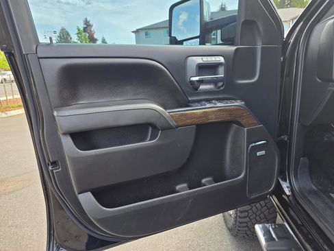 Used 2017 GMC Sierra 2500 Denali w/ Duramax Plus Package AWD/4WD image 23