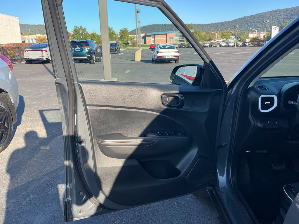 Certified 2023 Hyundai Venue Limited FWD image 15