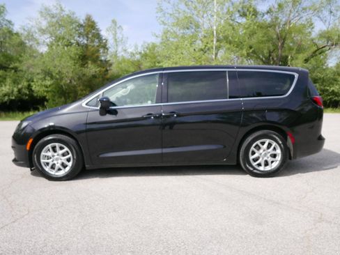 Used 2022 Chrysler Voyager LX FWD image 2