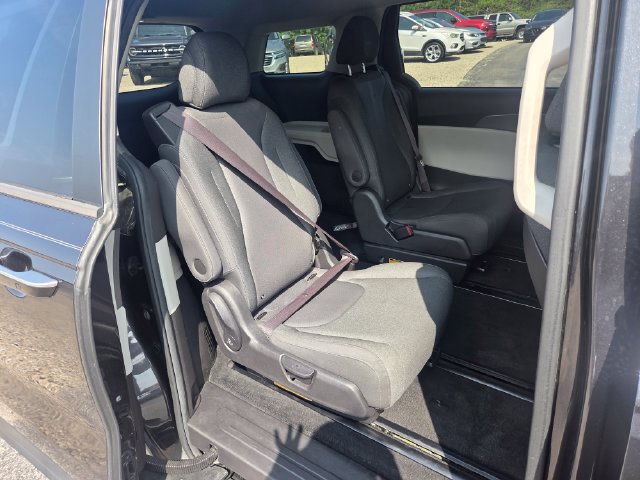 Used 2022 Kia Carnival LX FWD image 33