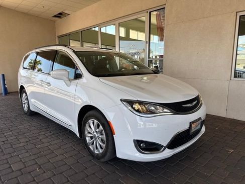 Used 2017 Chrysler Pacifica Touring-L FWD image 6