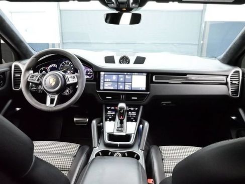Certified 2021 Porsche Cayenne Turbo S w/ Lightweight Sport Package AWD/4WD image 20