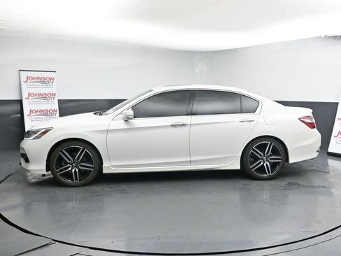 Used 2016 Honda Accord Touring image 5