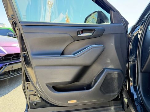 Used 2021 Toyota Highlander XLE AWD/4WD image 10