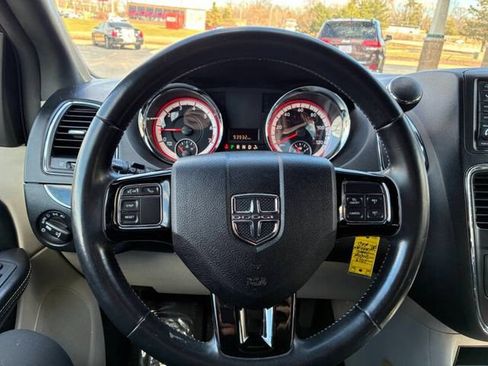 Used 2019 Dodge Grand Caravan SXT FWD image 12