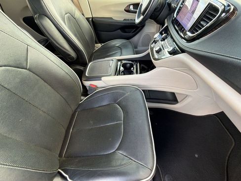 Used 2022 Chrysler Pacifica Limited FWD image 26