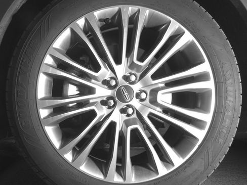 Used 2016 Lincoln MKX Reserve w/ Technology Package FWD image 9