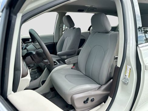 Used 2020 Chrysler Pacifica Touring image 19