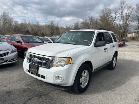 Used 2010 Ford Escape XLT image 2