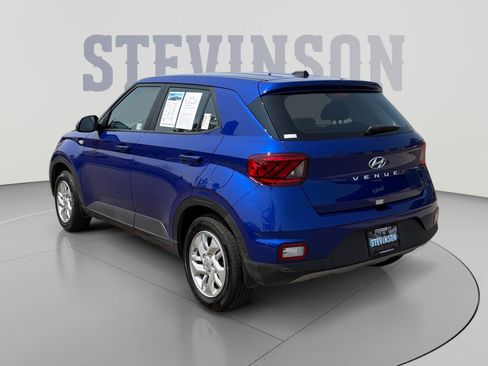 Used 2025 Hyundai Venue SE FWD image 3