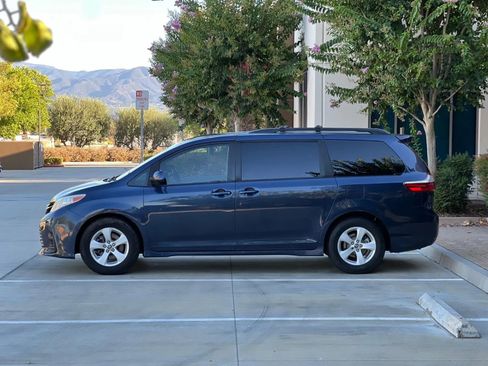 Used 2019 Toyota Sienna LE image 5