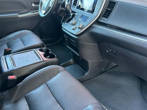 Used 2017 Toyota Sienna SE FWD image 26