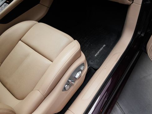 Certified 2025 Porsche Macan AWD/4WD image 36