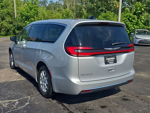 Used 2024 Chrysler Pacifica Touring-L FWD image 4