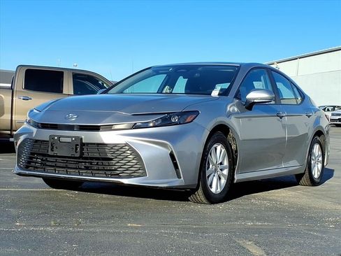Used 2025 Toyota Camry LE image 2