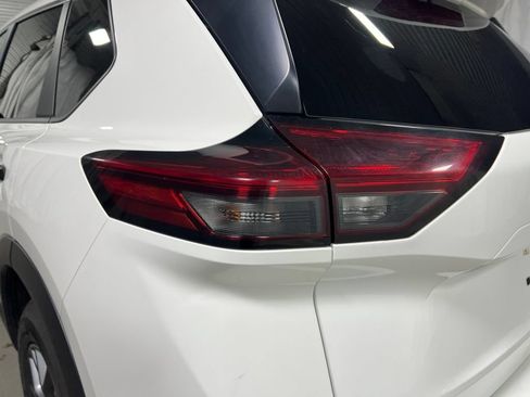 Used 2024 Nissan Rogue S FWD image 31