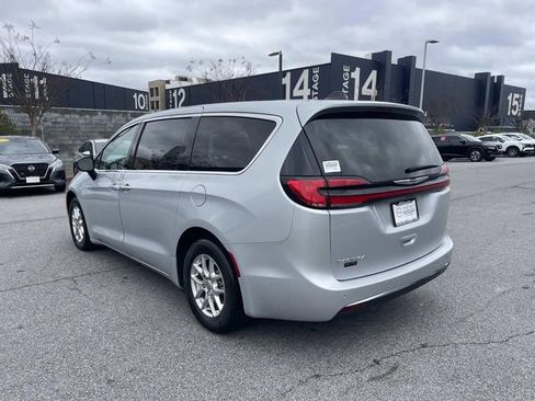 Used 2024 Chrysler Pacifica Touring-L image 6