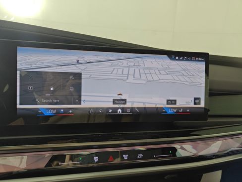 Used 2025 BMW 740i w/ Executive Package image 28