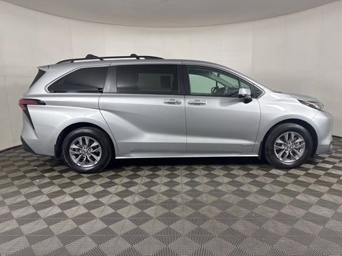 Used 2021 Toyota Sienna LE image 2