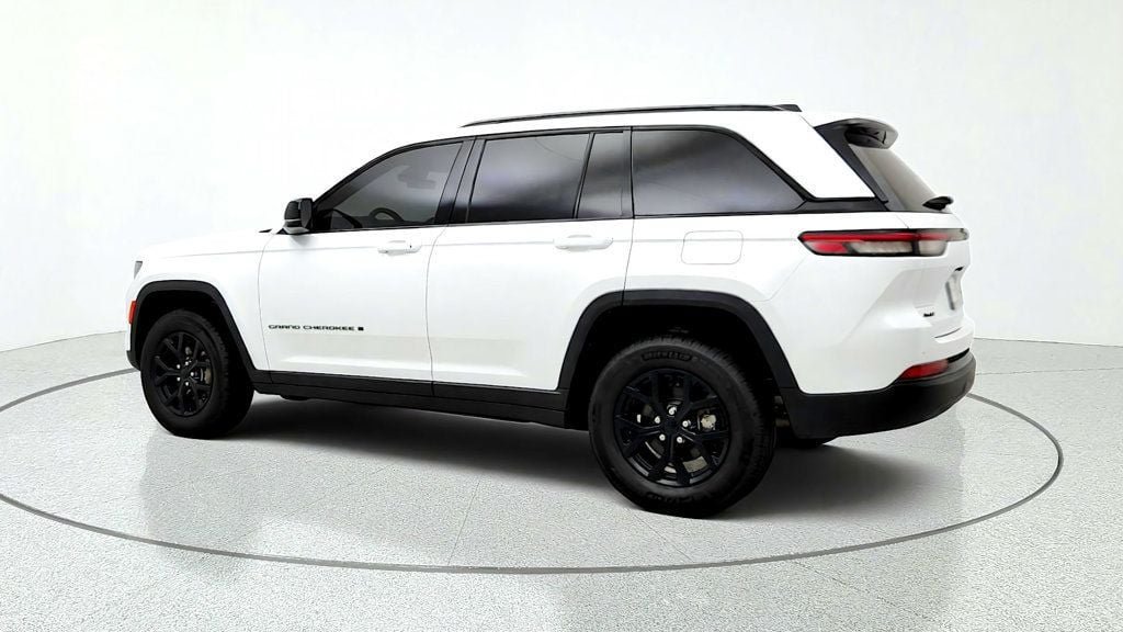 Used 2025 Jeep Grand Cherokee Altitude AWD/4WD image 7