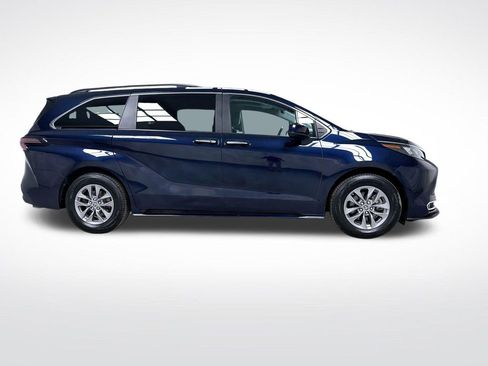 Used 2024 Toyota Sienna XLE w/ XLE Plus Package AWD/4WD image 11